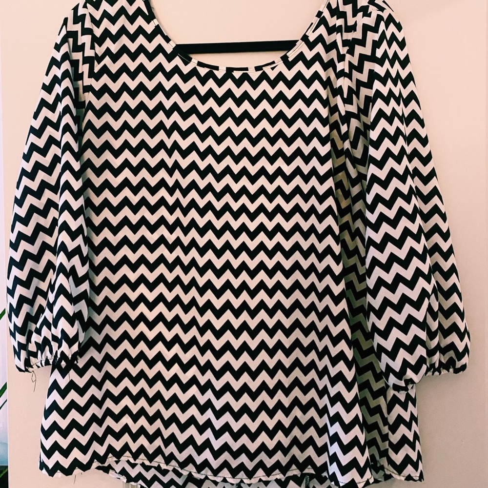3/4 sleeve black and white top